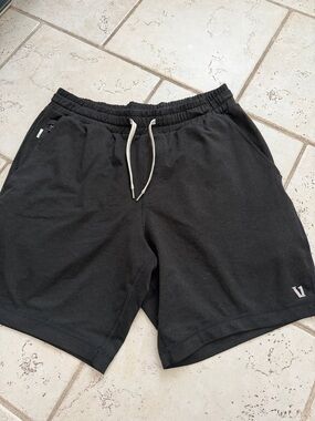 Men’s Vuori shorts in black size medium